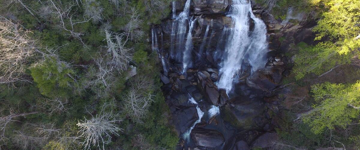 The top section of Upper Whitewater Falls in North Carolina. It is an easy walk along a paved trail to view this massive waterfall and is well worth the trip. View a full video guide here: https://www.hdcarolina.com/episode/whitewater-falls
#Waterfalls #NorthCarolina