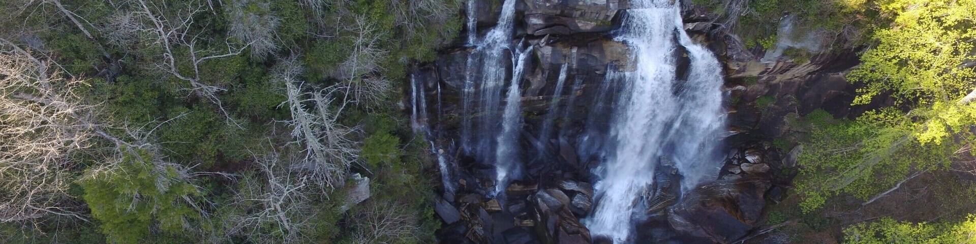 The top section of Upper Whitewater Falls in North Carolina. It is an easy walk along a paved trail to view this massive waterfall and is well worth the trip. View a full video guide here: https://www.hdcarolina.com/episode/whitewater-falls
#Waterfalls #NorthCarolina