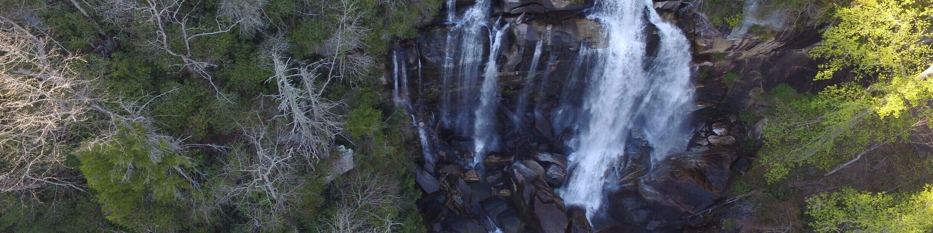 The top section of Upper Whitewater Falls in North Carolina. It is an easy walk along a paved trail to view this massive waterfall and is well worth the trip. View a full video guide here: https://www.hdcarolina.com/episode/whitewater-falls
#Waterfalls #NorthCarolina