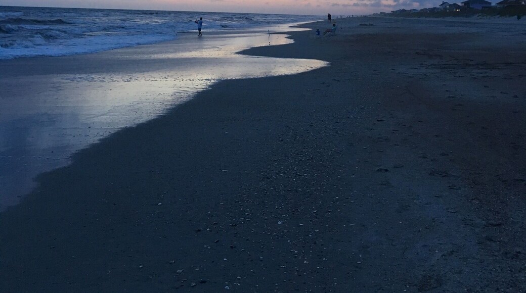 Sunsets in Emerald Isle, North Carolina are truly spectacular! High-rise hotels aren't allowed in the cute city, only beach houses, so you often have the beach all to yourself 💜#bruisedpassports #beachbound