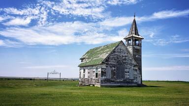 St. Olaf Lutheran ChurchâAbandoned North Dakota.
St. Olaf Lutheran Church sits abandoned on a gravel road in Williams County in North Dakota. In a 360 degree view, the only man-made structures visible are the recently dug oil rigs.
With never more than 60 people in the congregation, this church eventually merged with a congregation in the nearby town of Tioga. Considering this church has been unused for at least 40 years, but probably longer, it wasnât in that bad of shape.
Places like these are so much a part of the landscape in this region of the MidWest.
#USA #Travel #Trovember