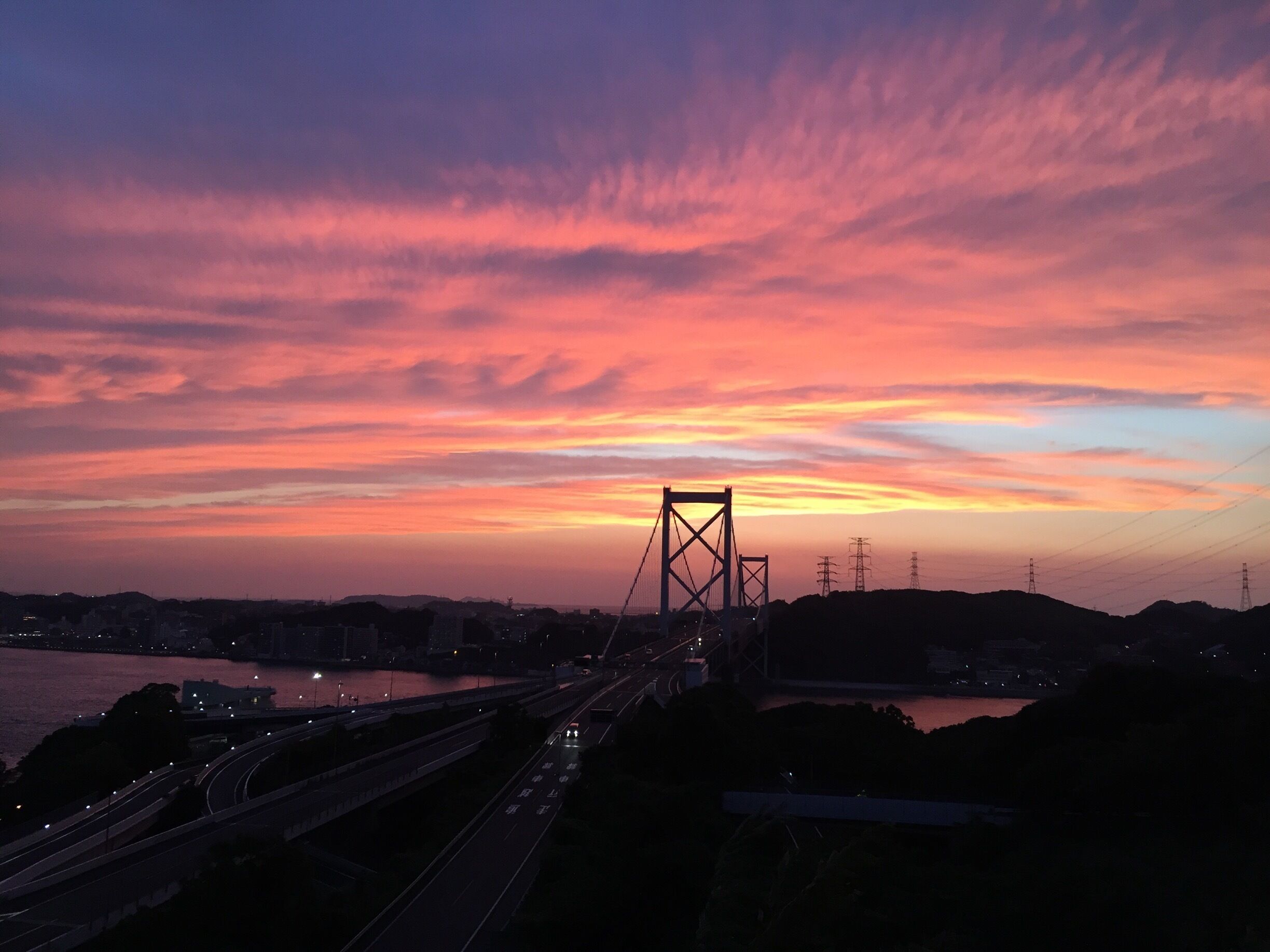 It is a sunset spot overlooking the Kanmon Bridge connecting Honshu and Kyushu. To the color of the sky that ever-changing, it has been deprived of often eye.