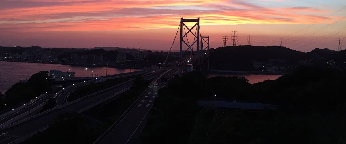 It is a sunset spot overlooking the Kanmon Bridge connecting Honshu and Kyushu. To the color of the sky that ever-changing, it has been deprived of often eye.