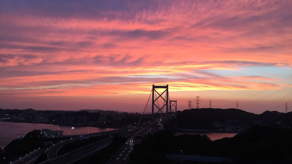 It is a sunset spot overlooking the Kanmon Bridge connecting Honshu and Kyushu. To the color of the sky that ever-changing, it has been deprived of often eye.