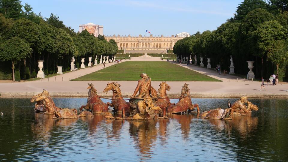 Jardins du château de Versailles, perspective sur l'allée royale (Tapis vert) depuis le bassin d'Apollon, avec la fontaine du char d'Apollon au premier plan (France)