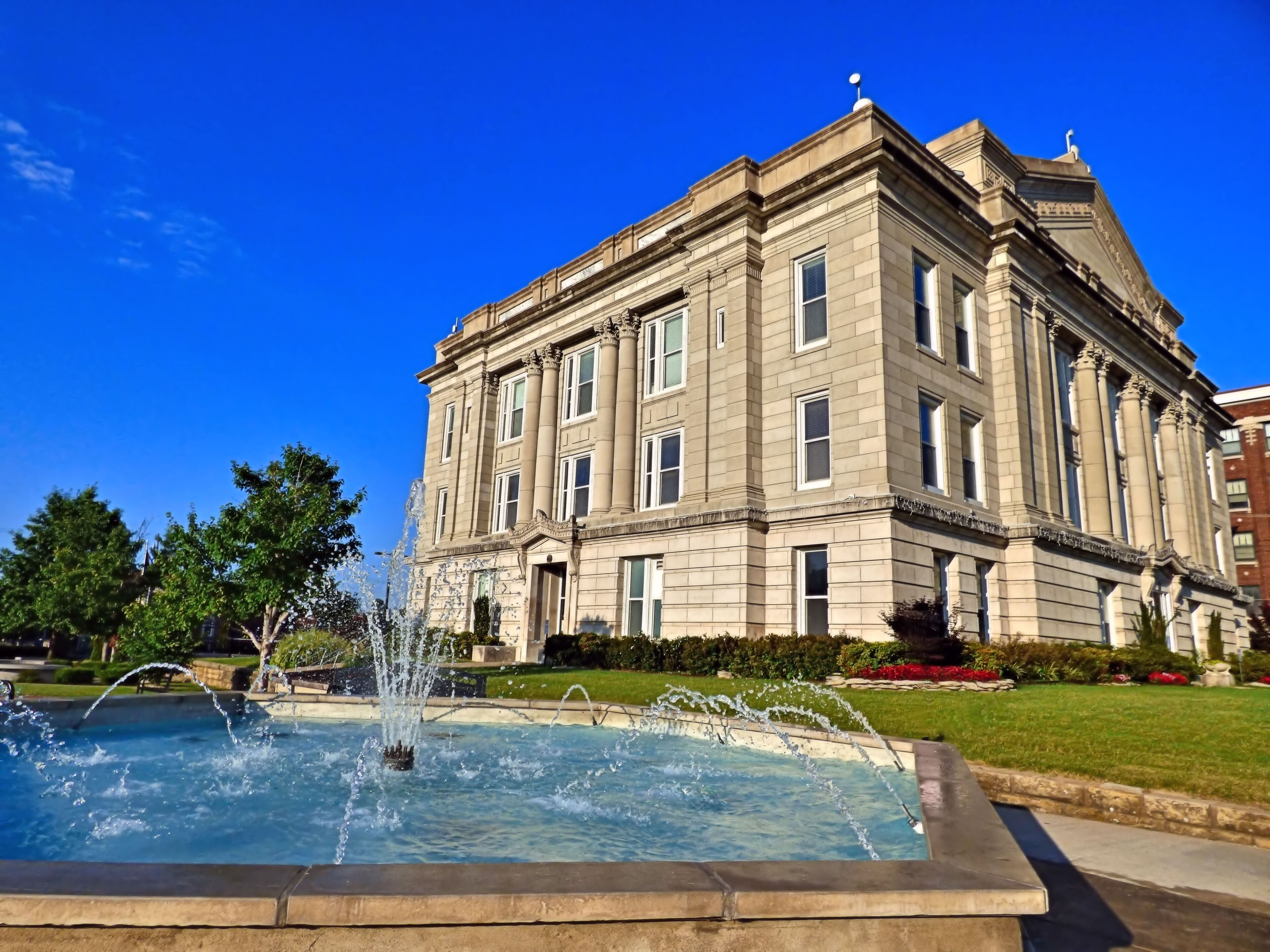 Side view of the Creek County courthouse on Route 66 in Sapulpa Oklahoma. Neoclassical architecture. Small town USA.