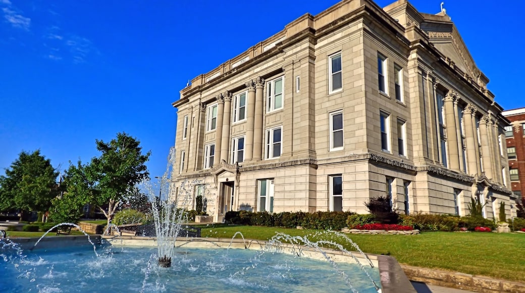 Side view of the Creek County courthouse on Route 66 in Sapulpa Oklahoma. Neoclassical architecture. Small town USA.