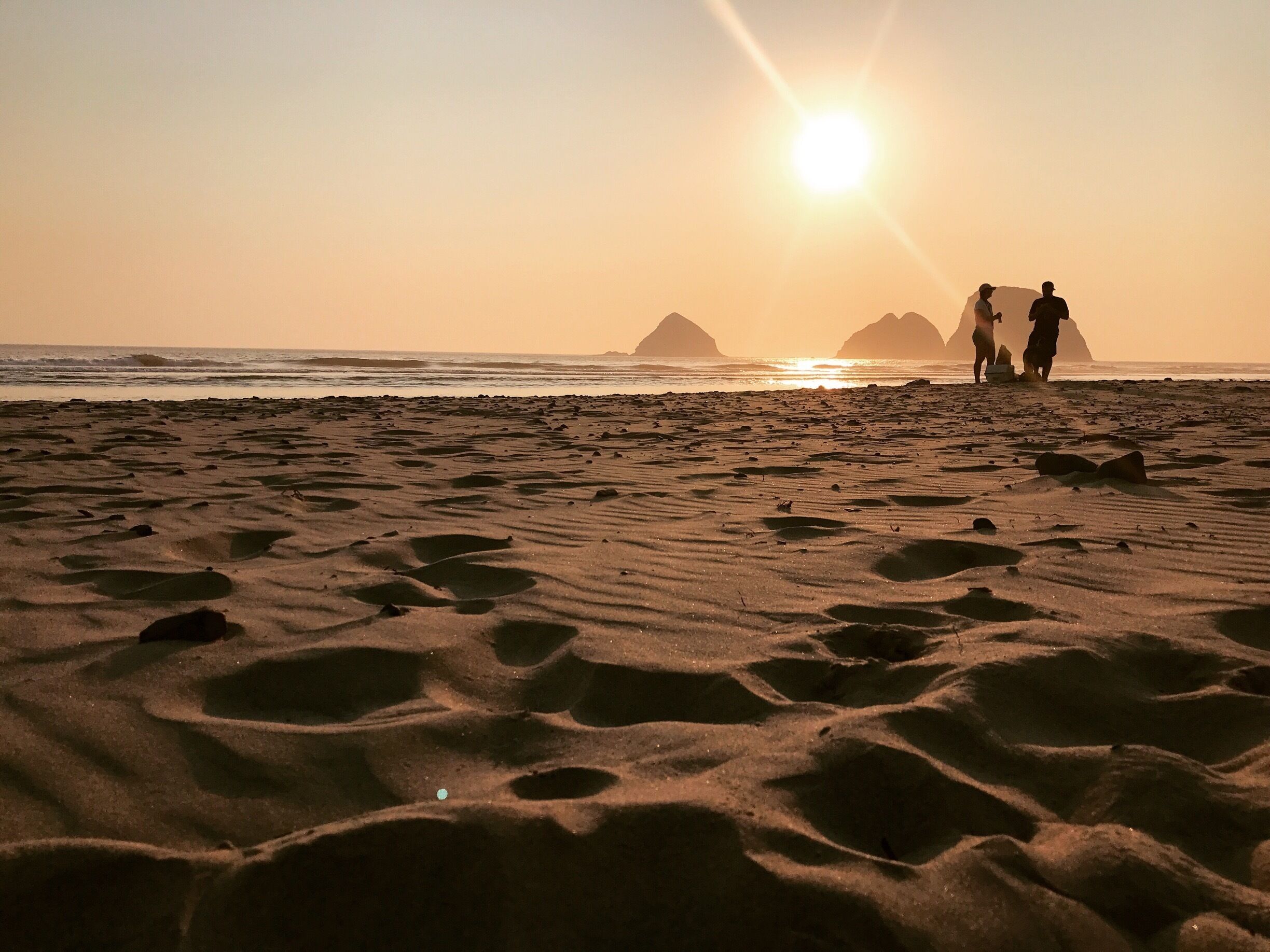 Setting sun; nights on the Coast. #aquatrove #pnw #westcoastdreamin #oceansideOR 