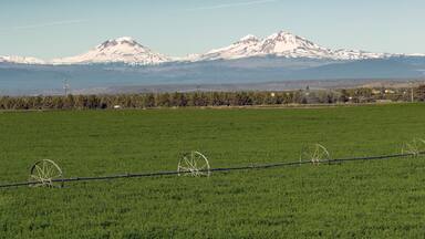 Three Sisters Stands Majestic Oregon Cascade Mountain Range