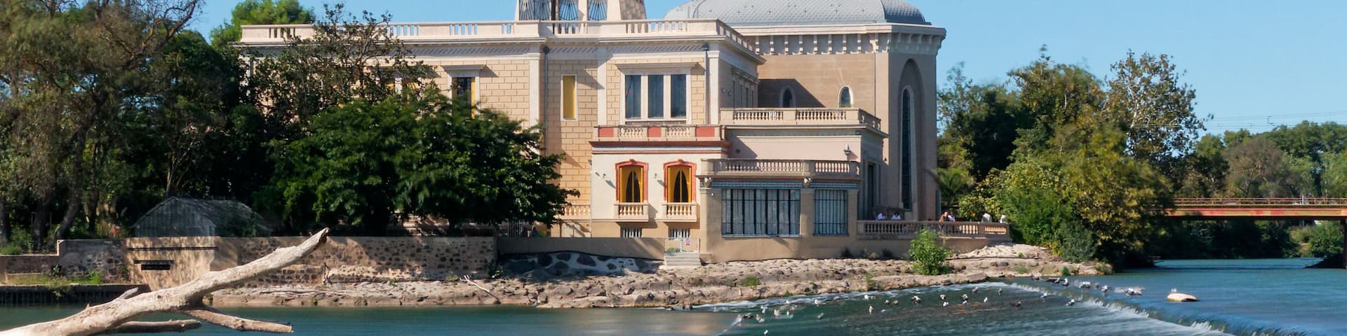 Vue de la ville d'Agde et du château Laurens depuis le fleuve côtier l'Hérault