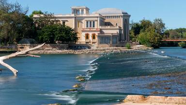 Vue de la ville d'Agde et du château Laurens depuis le fleuve côtier l'Hérault