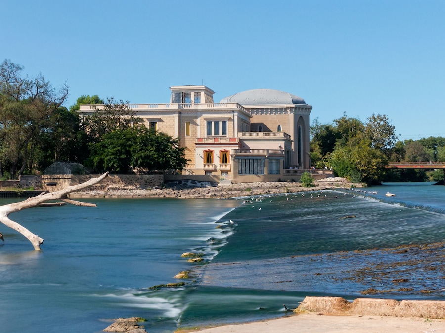 Vue de la ville d'Agde et du château Laurens depuis le fleuve côtier l'Hérault