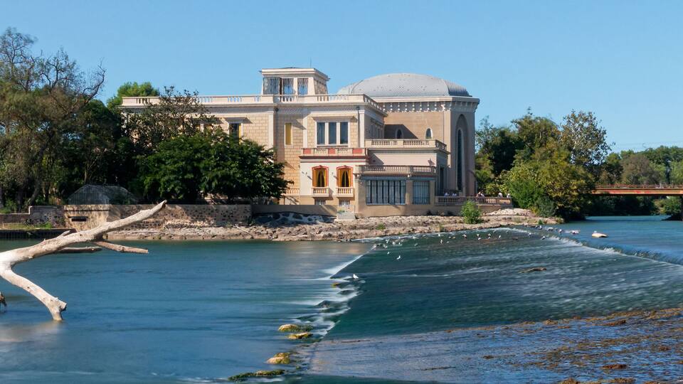 Vue de la ville d'Agde et du château Laurens depuis le fleuve côtier l'Hérault