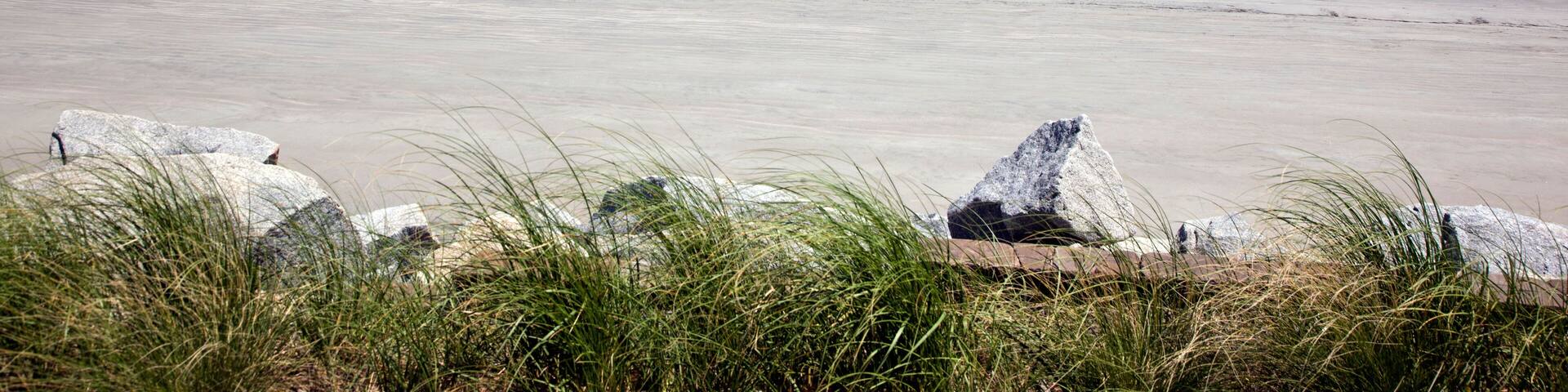 C48B0P Couple walking on the beach on Seabrook Island, near Charleston, South Carolina, USA