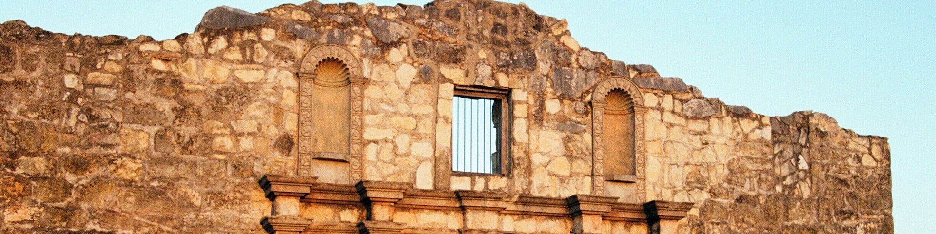 John Wayne had this built on Happy Shanahan's Ranch just north of Bracketville TX. Replica of the Original Alamo. Only this one is facing East. So I was able to capture the early morning light. I spent three days and two nights photographing the grounds, during a full moon.
Most uplifting and inspiring shoot
#tnkarts #architecture #trover #johnwayne #thealamo #bracketvilletx