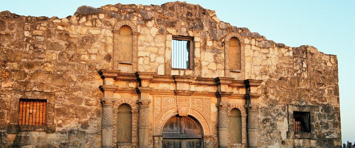 John Wayne had this built on Happy Shanahan's Ranch just north of Bracketville TX. Replica of the Original Alamo. Only this one is facing East. So I was able to capture the early morning light. I spent three days and two nights photographing the grounds, during a full moon.
Most uplifting and inspiring shoot
#tnkarts #architecture #trover #johnwayne #thealamo #bracketvilletx