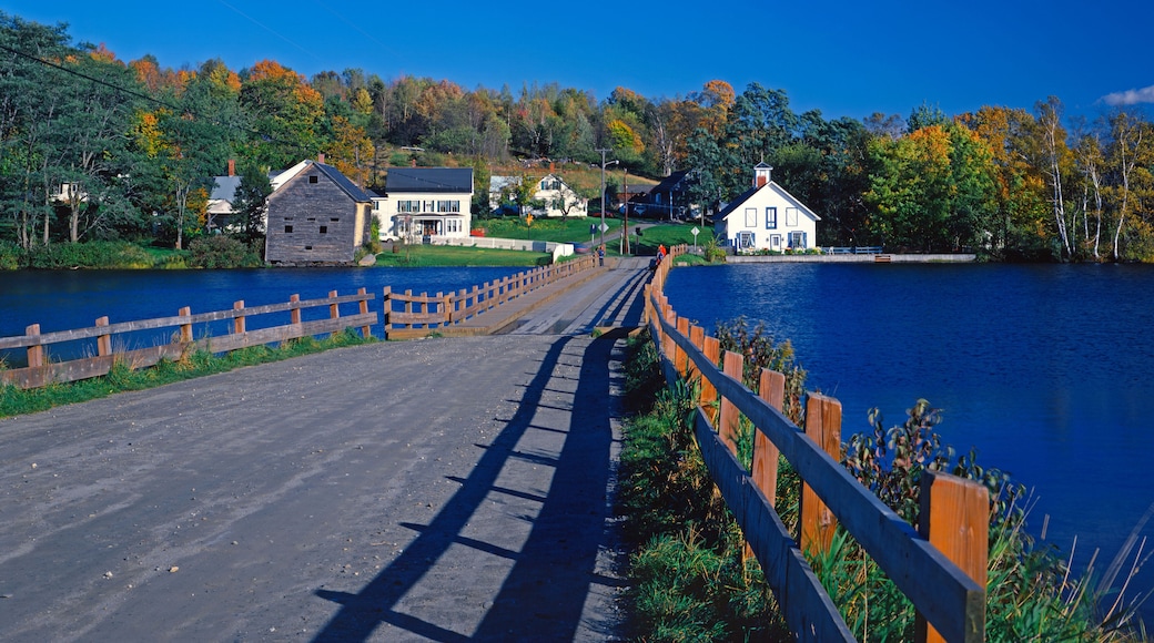 A1R9CC Floating Bridge at Sunset Lake in Brookfield Vermont USA