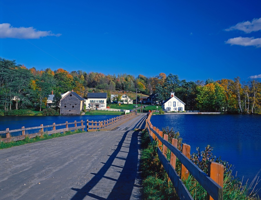 A1R9CC Floating Bridge at Sunset Lake in Brookfield Vermont USA