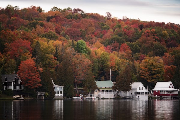 While meandering through central Vermont, we happened upon this idyllic summer resort spot. Everything about it made me want to be a 13-year-old kid again on summer vacation. #weekendgetaways #vermont #autumn #golden #goldentravelfinds