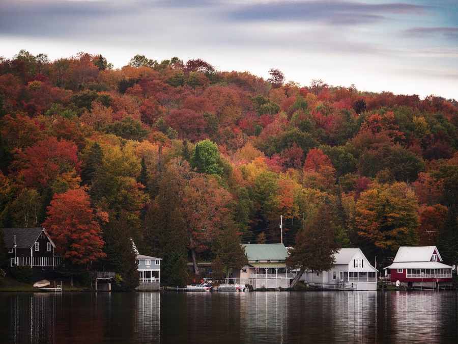 While meandering through central Vermont, we happened upon this idyllic summer resort spot. Everything about it made me want to be a 13-year-old kid again on summer vacation. #weekendgetaways #vermont #autumn #golden #goldentravelfinds