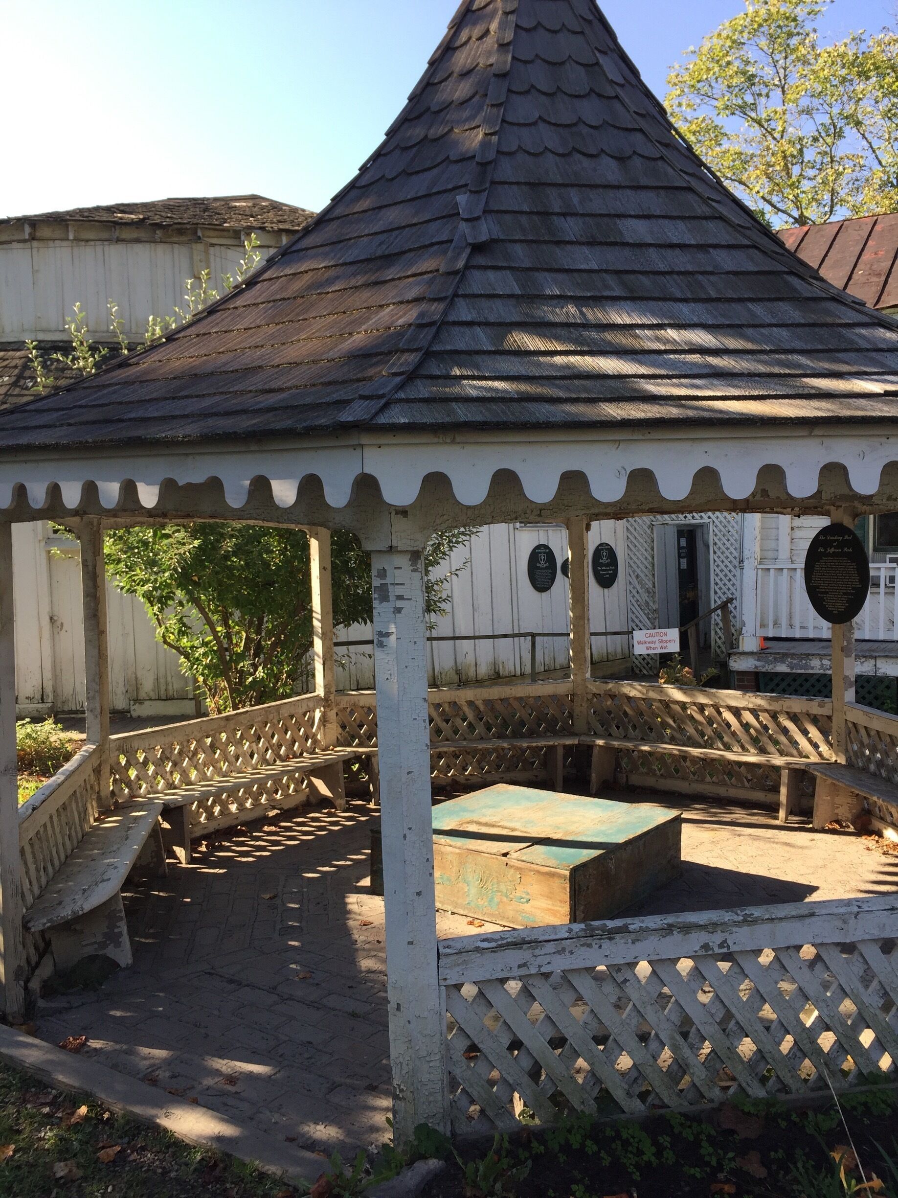 Rugged but clean this warm spring is so inviting you will want to stay hours. You become "one" with the water which is 98 degrees. Perfectly relaxing. 