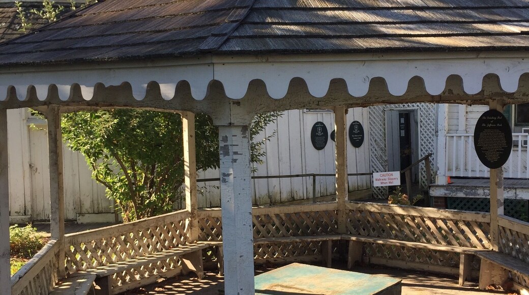 Rugged but clean this warm spring is so inviting you will want to stay hours. You become "one" with the water which is 98 degrees. Perfectly relaxing.