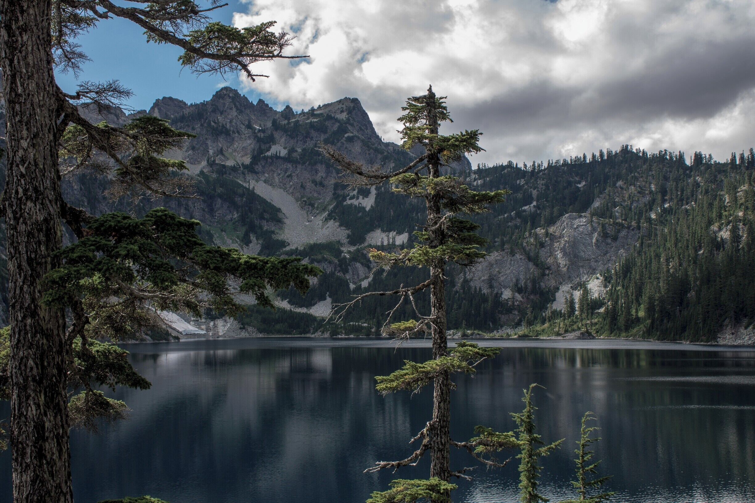 An easy hike in Washington's Cascade Mountains leads you to this mesmerizing clearwater lake surrounded by majestic mountains and lush forest. 

A beautiful place for a picnic!
#waterlust