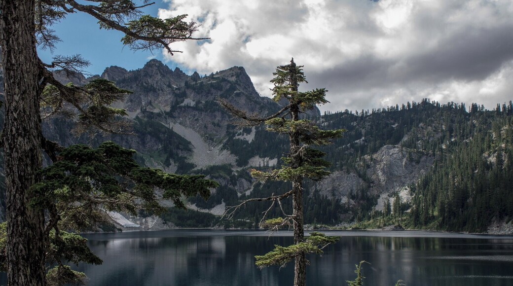 An easy hike in Washington's Cascade Mountains leads you to this mesmerizing clearwater lake surrounded by majestic mountains and lush forest.
A beautiful place for a picnic!
#waterlust