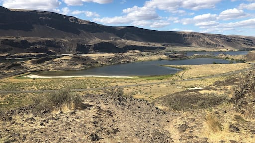 View from the top of the cliffs of Lake Lenore Caves.