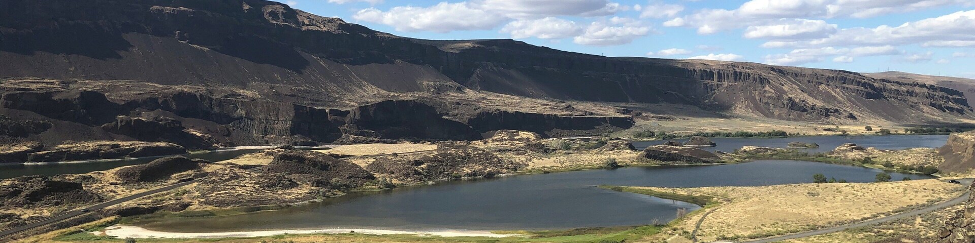 View from the top of the cliffs of Lake Lenore Caves.