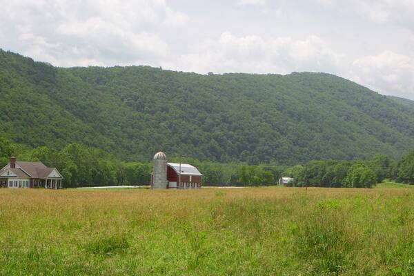 Canaan Valley che include paesaggi rilassanti, casa e terreno coltivato