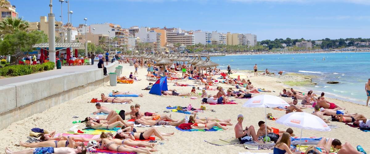 El Arenal có tính năng bãi biển cát cũng như nhóm lớn