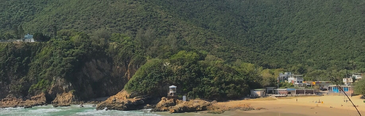 Only 30min by Cab from Central Hong Kong and you arrive in a little paradise ! Perfect spot in the island for Surf Lovers, that is the magic of Hong Kong ❤️ #lifeatexpedia #bestplace