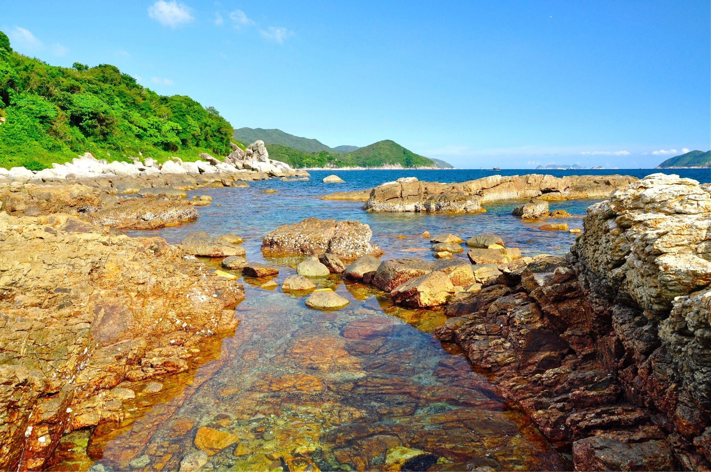 香港世界地質公園-橋嘴洲 Sharp Island-Hong Kong UNESCO Global Geopark.

Sharp Island is located in the Inner Port Shelter, to the southeast of the Sai Kung Town, from where it can easily be reached by small boat. The island is underlain by older volcanic-related sedimentary rocks. There is a tombolo reaching to a small island nearby at low tide. 
#hiking #TakeAHike #UNESCOGlobalGeopark #Asia #HongKong 