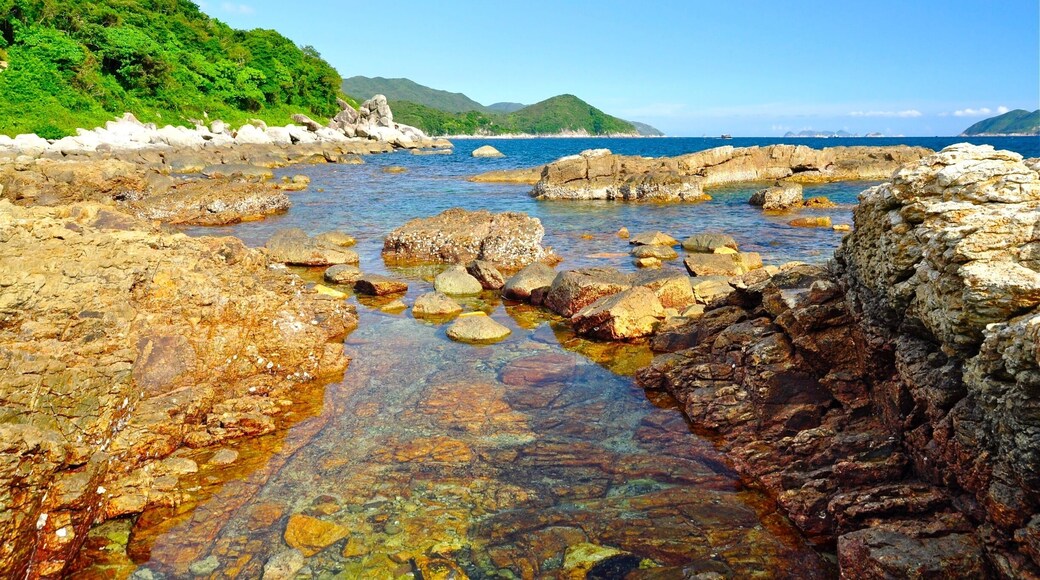 香港世界地質公園-橋嘴洲 Sharp Island-Hong Kong UNESCO Global Geopark.
Sharp Island is located in the Inner Port Shelter, to the southeast of the Sai Kung Town, from where it can easily be reached by small boat. The island is underlain by older volcanic-related sedimentary rocks. There is a tombolo reaching to a small island nearby at low tide.
#hiking #TakeAHike #UNESCOGlobalGeopark #Asia #HongKong
