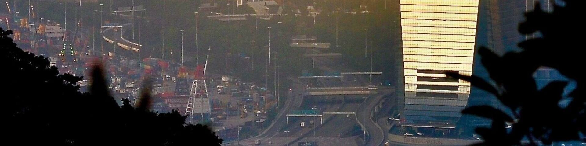 #Golden sunshine reflects on the 118-storey International Commerce Centre (環球貿易廣場, ICC) building, it’s the tallest skyscraper in Hong Kong and located in West Kowloon Cultural District sits on a dramatic harbour-front site in the heart of Hong Kong.
#HongKong #Kowloon #WestKowloon #skyscraper #ICC