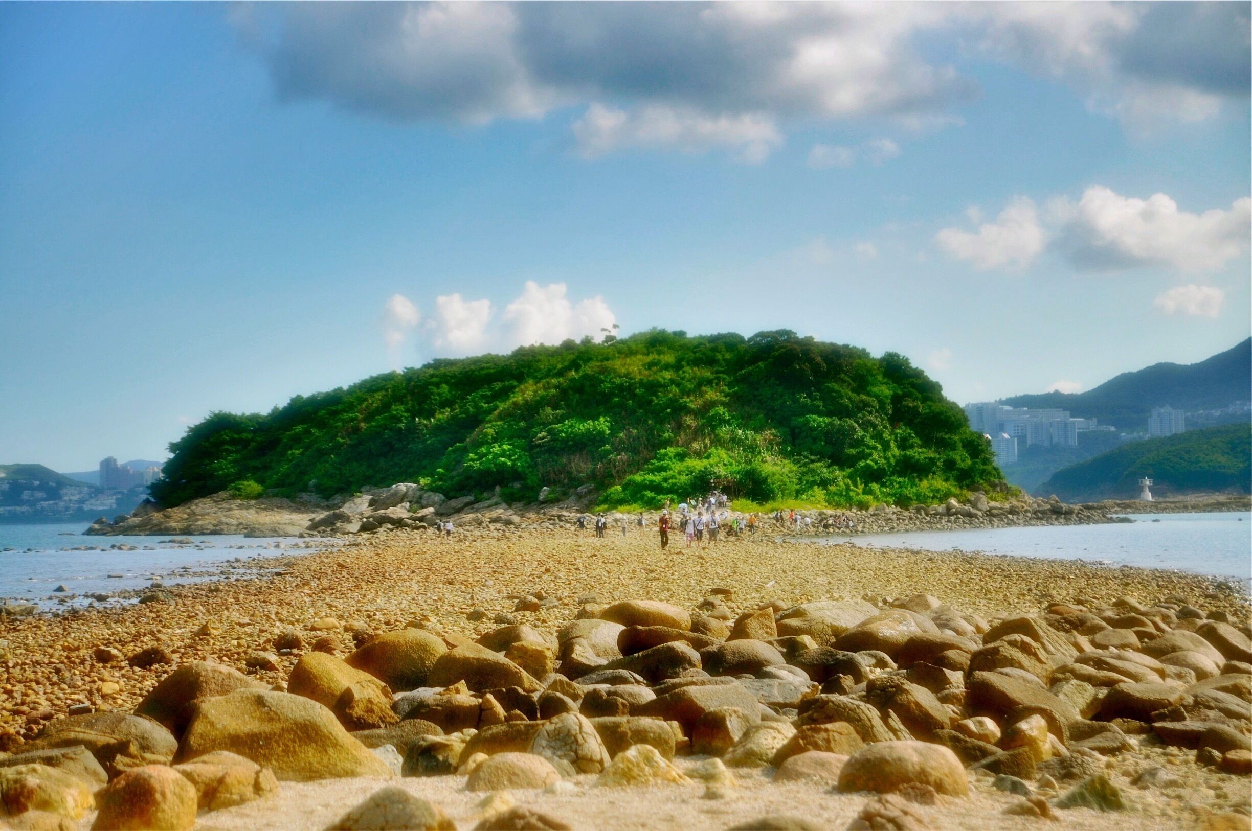 香港世界地質公園-橋嘴洲 Sharp Island-Hong Kong UNESCO Global Geopark.

Sharp Island is located in the Inner Port Shelter, to the southeast of the Sai Kung Town, from where it can easily be reached by small boat. The island is underlain by older volcanic-related sedimentary rocks. There is a tombolo reaching to a small island nearby at low tide. 
#hiking #TakeAHike #Asia #HongKong #BVSBlue 