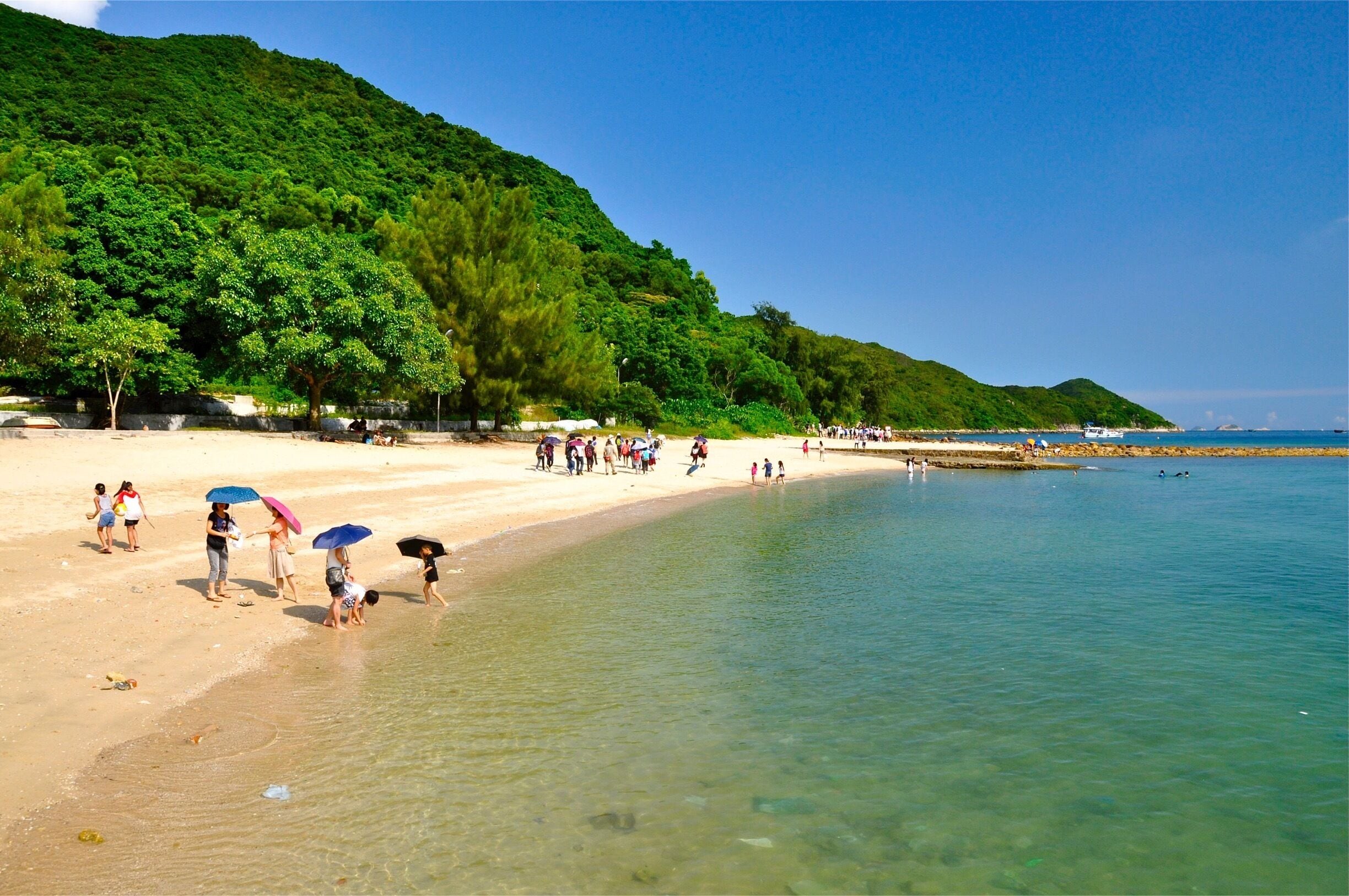 Sharp Island-Hong Kong UNESCO Global Geopark 香港世界地質公園-橋嘴洲 
The Beach of Sharp Island is located in the Inner Port Shelter, to the southeast of the Sai Kung Town, from where it can easily be reached by small boat. The island is underlain by older volcanic-related sedimentary rocks. There is a tombolo reaching to a small island nearby at low tide. 
#Asia #BeachTips #HongKong #pier #beach #Summer #blue #SaiKung #sea #BVSblue 