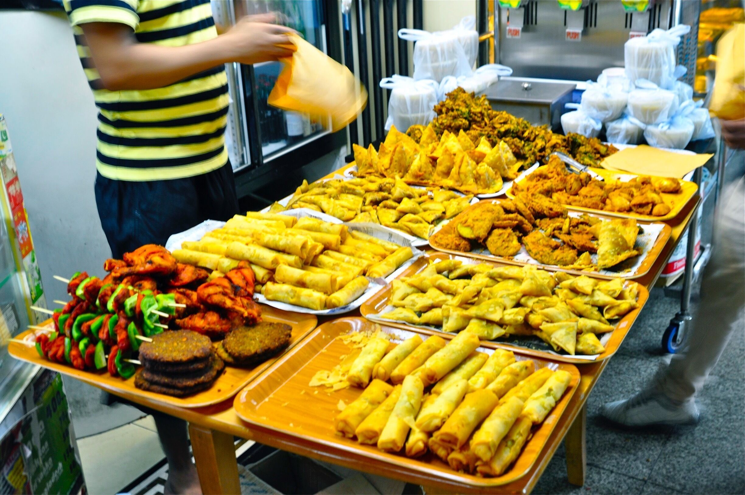 There a large population of India and Pakistan in Hong Kong, most of them run their traditional business at the so-call “Little United Nation” at Chungking Mansions (重慶大廈). It is home to a wide array of specialty South Asian bakeries, sweets, fashion and Jewelry shops manage by South Asian.
#Asian #HongKong #ChungkingMansions #SweetSpot #LikeALocal #streetfood  #Kowloon