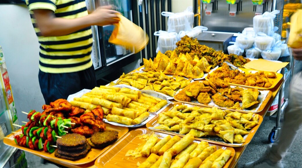 There a large population of India and Pakistan in Hong Kong, most of them run their traditional business at the so-call “Little United Nation” at Chungking Mansions (重慶大廈). It is home to a wide array of specialty South Asian bakeries, sweets, fashion and Jewelry shops manage by South Asian.
#Asian #HongKong #ChungkingMansions #SweetSpot #LikeALocal #streetfood #Kowloon