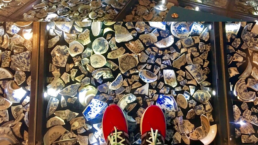 Displayed in the floor of this room are 7,000 shards of Ming dynasty porcelain excavated from Penny's Bay, Lantau Island, prior to the construction of Disneyland Hong Kong. #hongkongheritagediscoverycentre #kowloon #hongkong #mariadasstheworld
