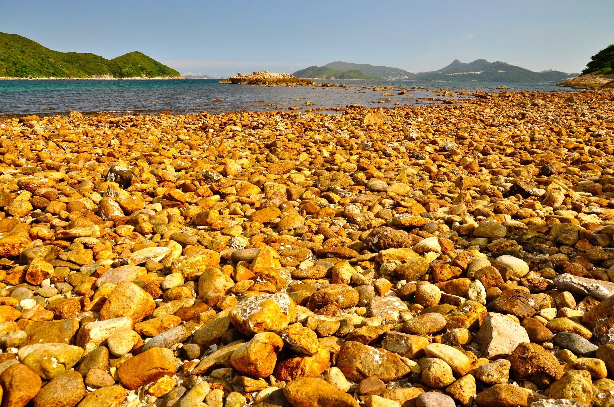 香港世界地質公園-橋嘴洲 Sharp Island-Hong Kong UNESCO Global Geopark.
Sharp Island is located in the Inner Port Shelter, to the southeast of the Sai Kung Town, from where it can easily be reached by small boat. The island is underlain by older volcanic-related sedimentary rocks. There is a tombolo reaching to a small island nearby at low tide. 
#Asia #HongKong #TakeAHike #hiking #seashore #UNESCOGlobalGeopark #Golden