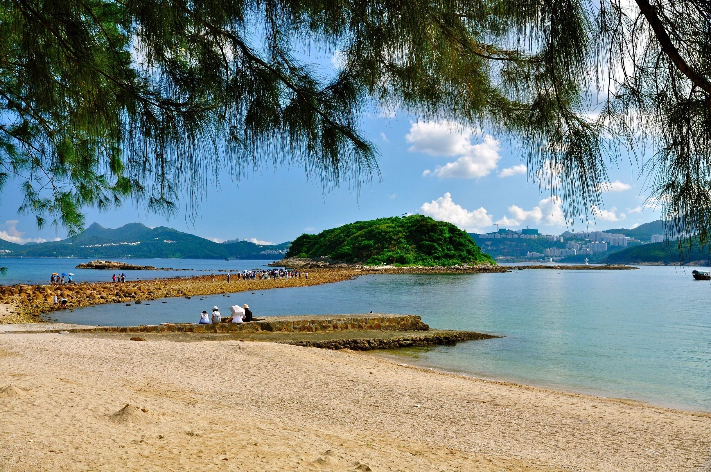 Sharp Island-Hong Kong UNESCO Global Geopark 香港世界地質公園-橋嘴洲 
The Beach of Sharp Island is located in the Inner Port Shelter, to the southeast of the Sai Kung Town, from where it can easily be reached by small boat. The island is underlain by older volcanic-related sedimentary rocks. There is a tombolo reaching to a small island nearby at low tide. 
#Asia #BeachTips #HongKong #pier #beach #Summer #blue #SaiKung #sea #BVSblue 