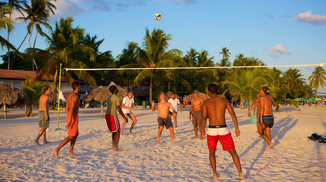Den dominikanske republikk fasiliteter samt sandstrand i tillegg til en liten gruppe med mennesker