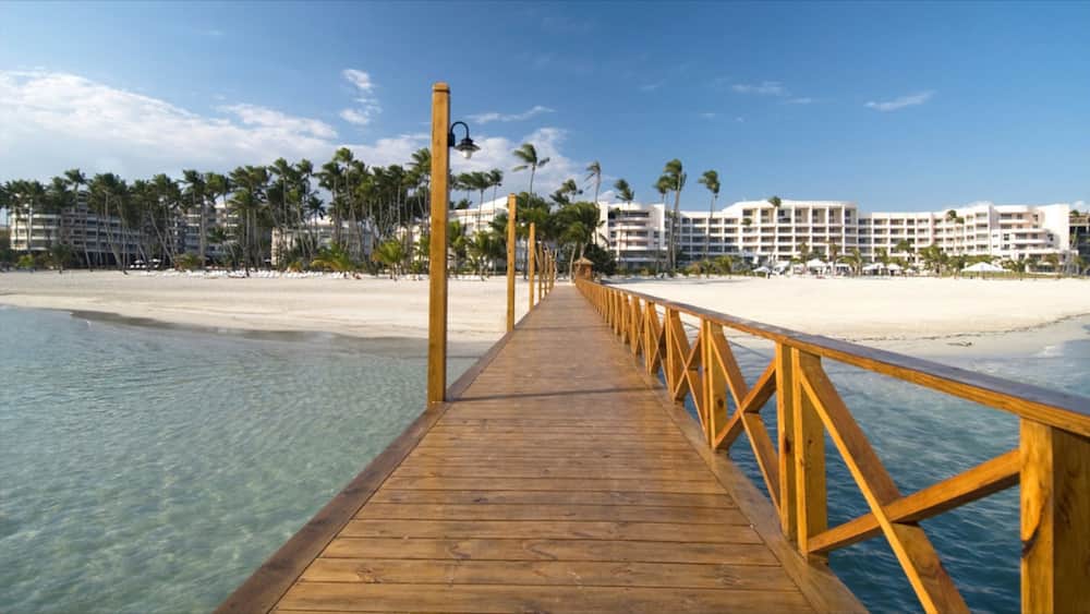 Juan Dolio mettant en vedette plage de sable, ville cĂŽtiĂšre et vues