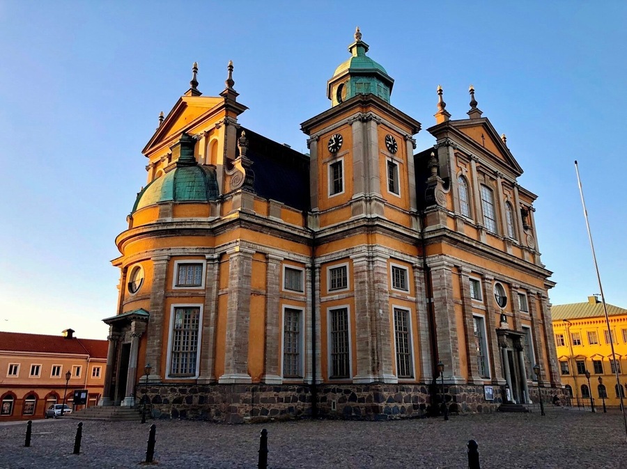 Construction on the Kalmar Cathedral began in 1660, but was interrupted on several occasions, including with the outbreak of the Scanian War (1675–1679). The work resumed after the war and Kalmar Cathedral was finally finished in 1703. (June 2018)
#History