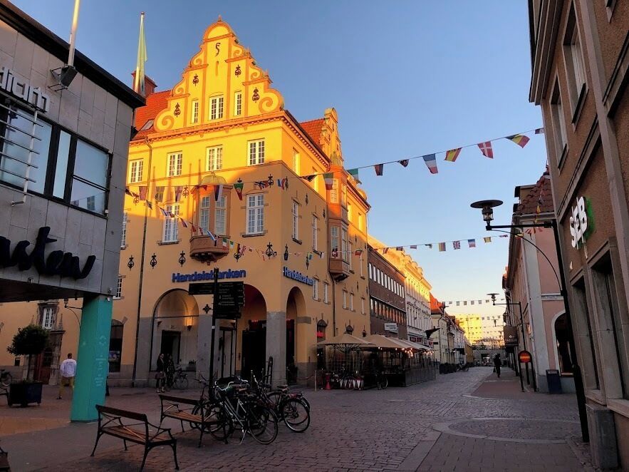 The old town has cobbled streets and well-preserved 17th- and 18th-century buildings.

#Golden