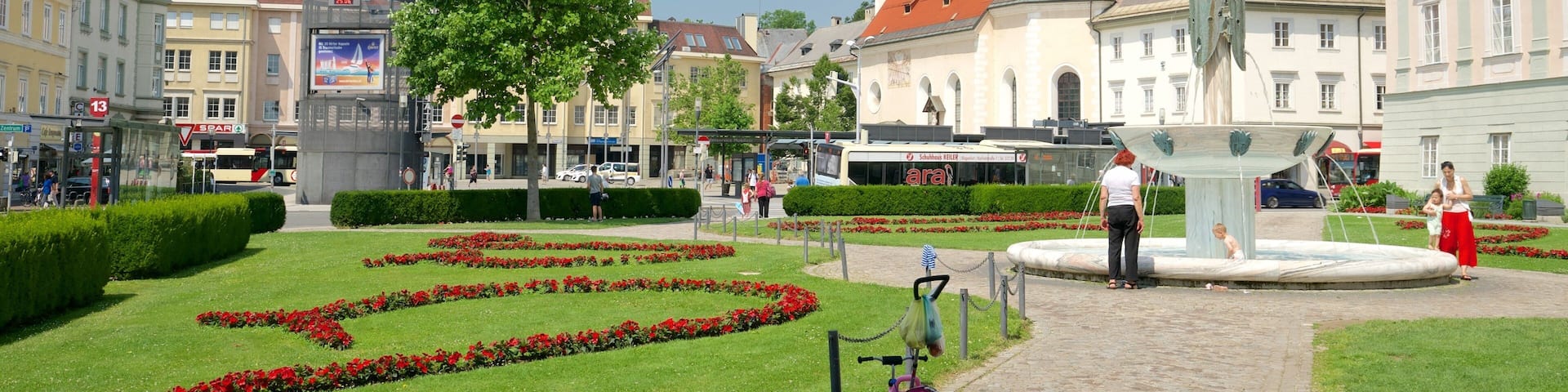 Klagenfurt am Wörthersee das einen Blumen, Springbrunnen und Garten
