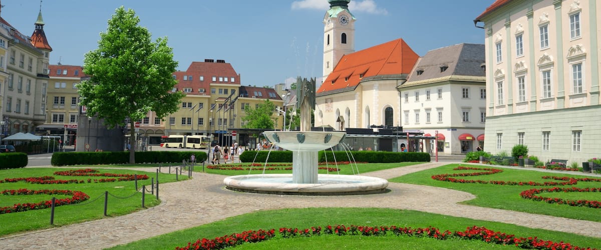 Klagenfurt am Woerthersee which includes heritage elements, a fountain and a garden