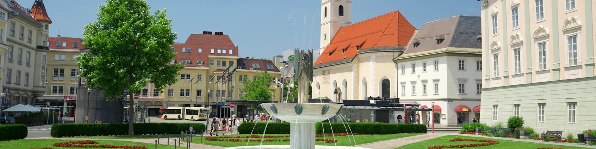 Klagenfurt am Woerthersee which includes heritage elements, a fountain and a garden